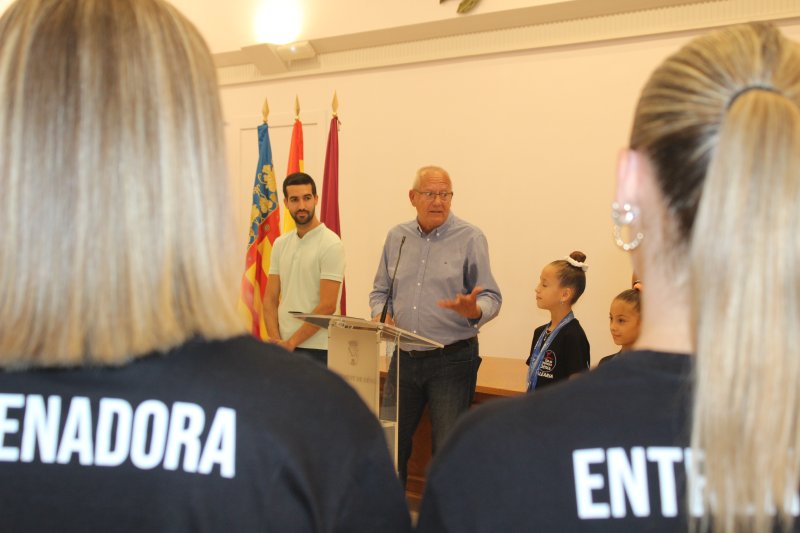 El Ayuntamiento homenajea a las campeonas del Club de Gimnàstica Dénia  El Ayuntamiento homenajea a las campeonas del Club de Gimnàstica Dénia