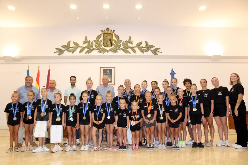 El Ayuntamiento homenajea a las campeonas del Club de Gimnàstica Dénia  El Ayuntamiento homenajea a las campeonas del Club de Gimnàstica Dénia
