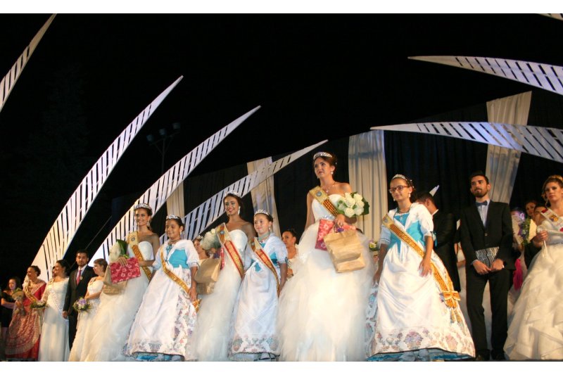 Sheila Doblado i Nora Meier, reines major i infantil de les Festes de Gata Sheila Doblado i Nora Meier, reines major i infantil de les Festes de Gata