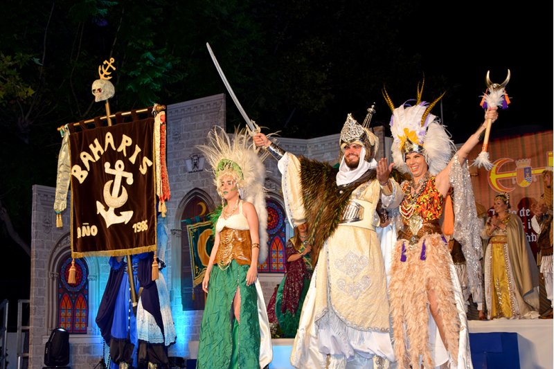 La filà Baharis de Xàbia inicia su Capitanía con una presentación cargada de emotividad y colorido La filà Baharis de Xàbia inicia su Capitanía con una presentación cargada de emotividad y colorido