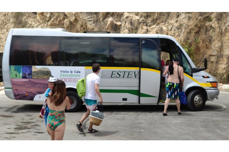 Benitatxell pone en marcha el autobús gratuito a la cala del Moraig con nuevas paradas Benitatxell pone en marcha el autobús gratuito a la cala del Moraig con nuevas paradas