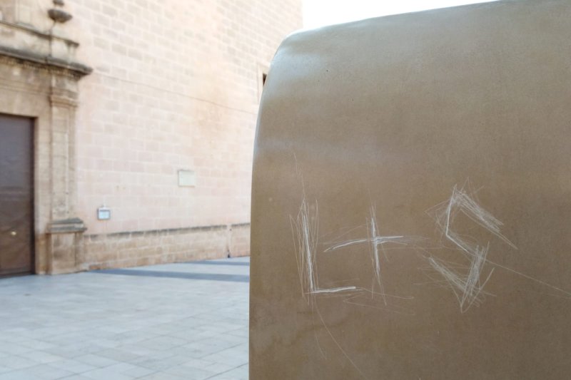 Un acto vandálico daña la escultura  Un acto vandálico daña la escultura
