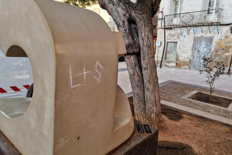 Un acto vandálico daña la escultura  Un acto vandálico daña la escultura