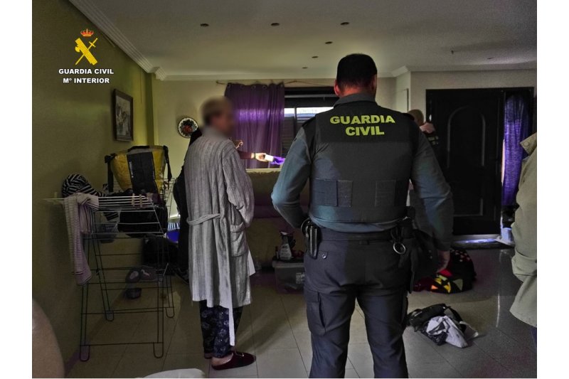 La Guardia Civil detiene a tres individuos que robaban en centros educativos de Pedreguer  La Guardia Civil detiene a tres individuos que robaban en centros educativos de Pedreguer