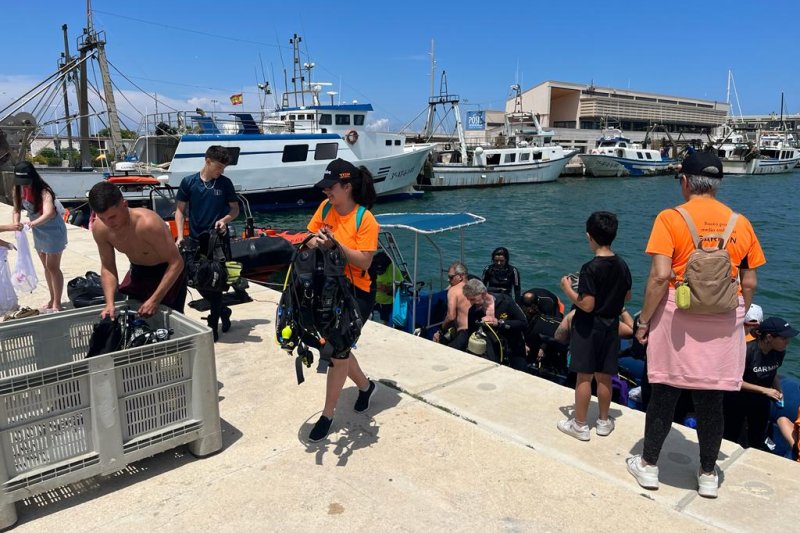 Retiran 70 kilos de basura y restos arqueológicos en la campaña de limpieza del litoral de Dénia  Retiran 70 kilos de basura y restos arqueológicos en la campaña de limpieza del litoral de Dénia