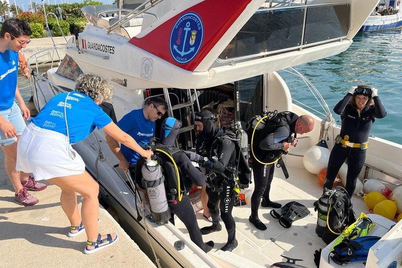 Retiran 70 kilos de basura y restos arqueológicos en la campaña de limpieza del litoral de Dénia  Retiran 70 kilos de basura y restos arqueológicos en la campaña de limpieza del litoral de Dénia