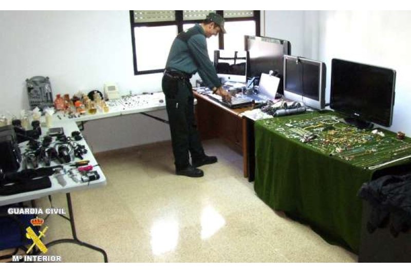 La Guardia Civil detiene en Calp a tres personas por robos en viviendas  La Guardia Civil detiene en Calp a tres personas por robos en viviendas