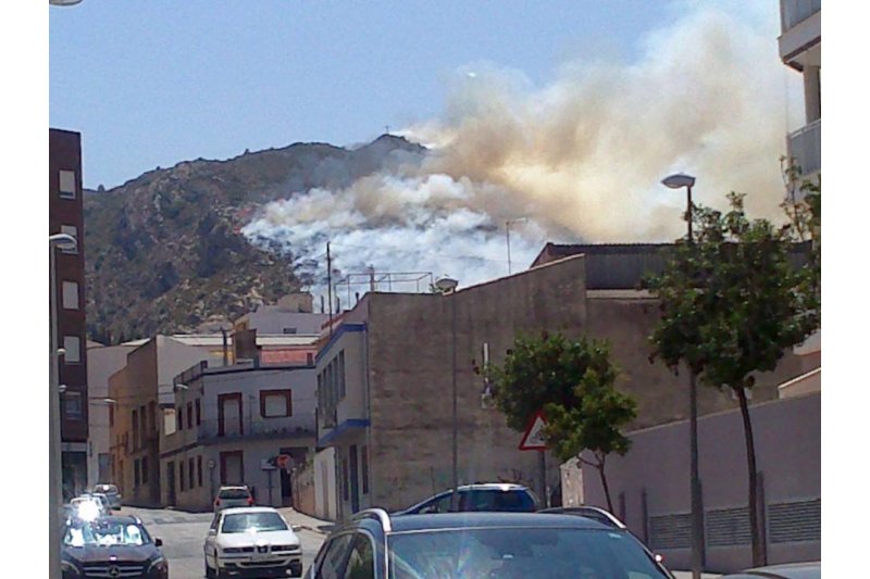Bomberos y avionetas trabajan para sofocar un incendio en Pedreguer Bomberos y avionetas trabajan para sofocar un incendio en Pedreguer