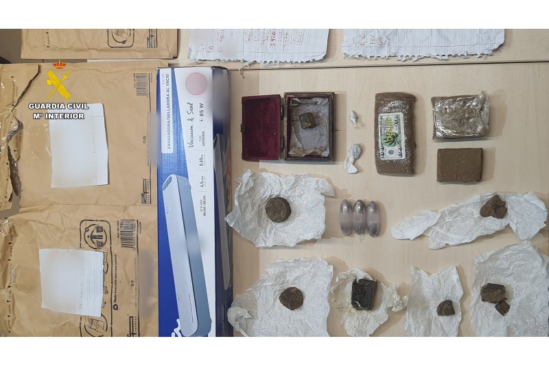 Detenido un conductor que portaba droga oculta en paquetes para enviarla al extranjero Detenido un conductor que portaba droga oculta en paquetes para enviarla al extranjero