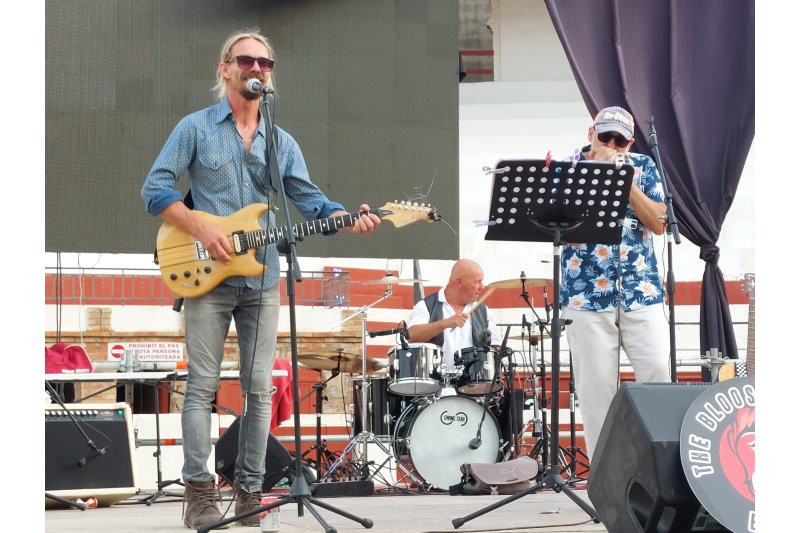 La AECC de Ondara recauda 1.500 euros con la actuación de The Bloosters Band en la plaza de toros La AECC de Ondara recauda 1.500 euros con la actuación de The Bloosters Band en la plaza de toros