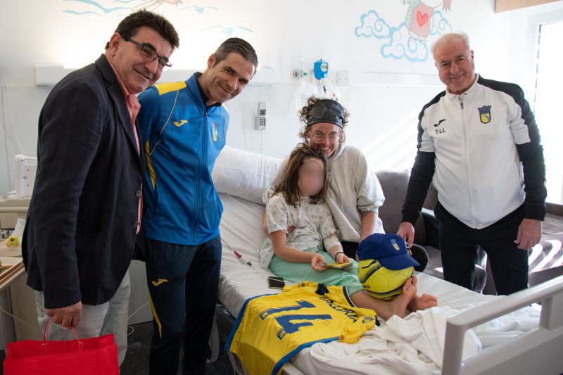 El Club Deportivo Dénia visita a los niños en la Planta de Pediatría del Hospital El Club Deportivo Dénia visita a los niños en la Planta de Pediatría del Hospital