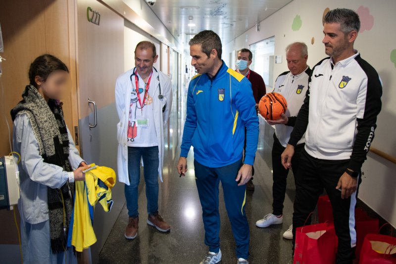 El Club Deportivo Dénia visita a los niños en la Planta de Pediatría del Hospital El Club Deportivo Dénia visita a los niños en la Planta de Pediatría del Hospital
