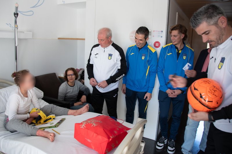 El Club Deportivo Dénia visita a los niños en la Planta de Pediatría del Hospital El Club Deportivo Dénia visita a los niños en la Planta de Pediatría del Hospital