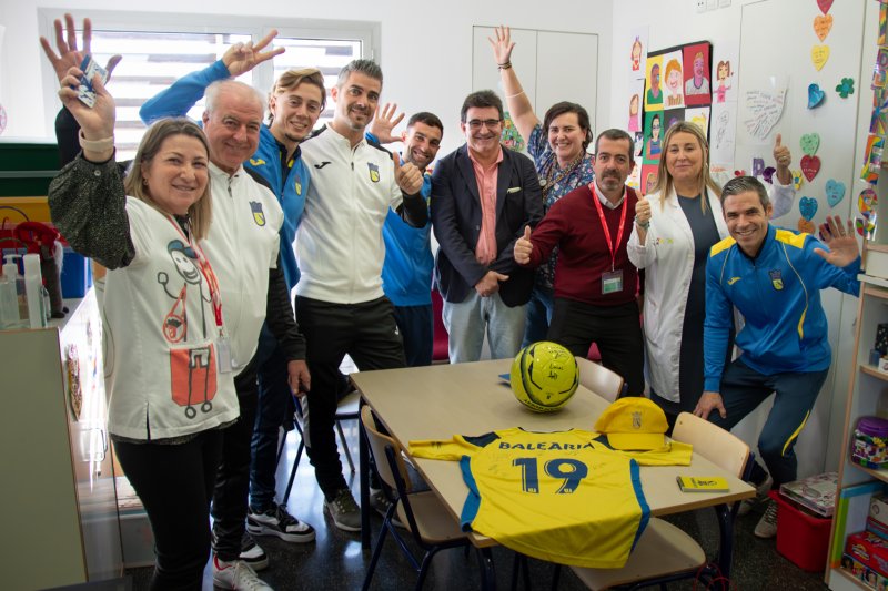 El Club Deportivo Dénia visita a los niños en la Planta de Pediatría del Hospital El Club Deportivo Dénia visita a los niños en la Planta de Pediatría del Hospital