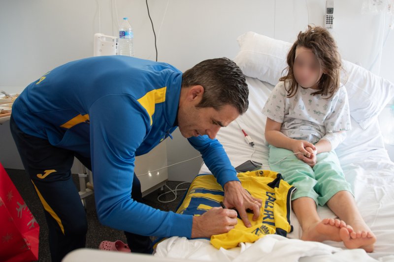 El Club Deportivo Dénia visita a los niños en la Planta de Pediatría del Hospital El Club Deportivo Dénia visita a los niños en la Planta de Pediatría del Hospital