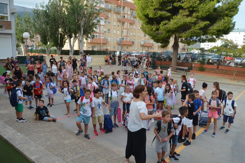 Miles de estudiantes de la comarca regresan a las aulas en el primer curso sin restricciones tras la pandemia  Miles de estudiantes de la comarca regresan a las aulas en el primer curso sin restricciones tras la pandemia