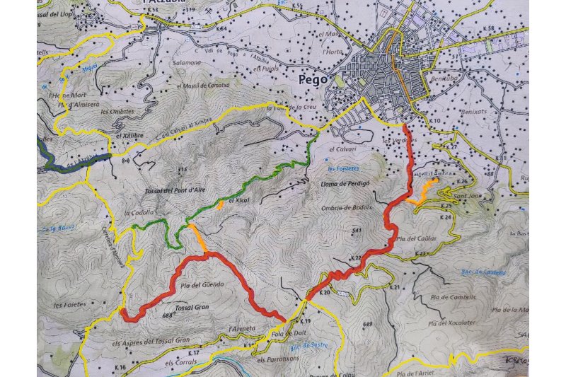 El Ayuntamiento y el Centro Excursionista de Pego adaptan las rutas senderistas del municipio a la normativa El Ayuntamiento y el Centro Excursionista de Pego adaptan las rutas senderistas del municipio a la normativa