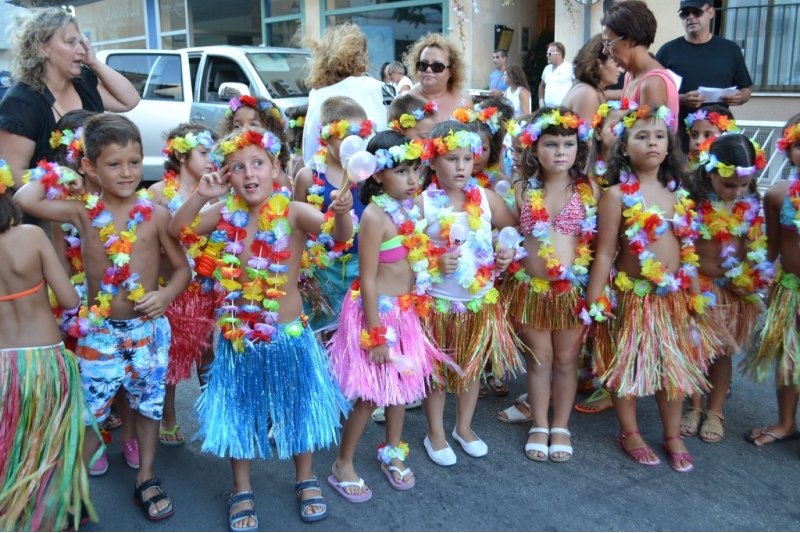 Calp: Quintas y comisiones compiten en humor y originalidad en el desfile de carrozas y disfraces Calp: Quintas y comisiones compiten en humor y originalidad en el desfile de carrozas y disfraces