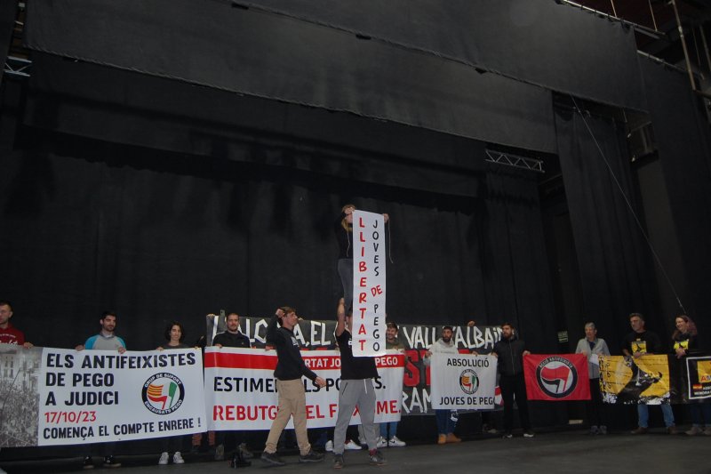 Més de quatre-centes persones es concentren contra la petició de penes de la fiscalia per als  catorze joves antifeixistes de Pego  Més de quatre-centes persones es concentren contra la petició de penes de la fiscalia per als  catorze joves antifeixistes de Pego
