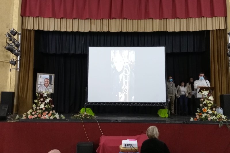 El homenaje a José Vicente Marco llena el cine de Alcalalí de muestras de afecto, emociones y retales de su vida El homenaje a José Vicente Marco llena el cine de Alcalalí de muestras de afecto, emociones y retales de su vida