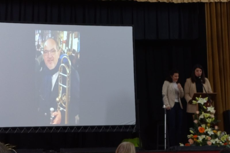 El homenaje a José Vicente Marco llena el cine de Alcalalí de muestras de afecto, emociones y retales de su vida El homenaje a José Vicente Marco llena el cine de Alcalalí de muestras de afecto, emociones y retales de su vida