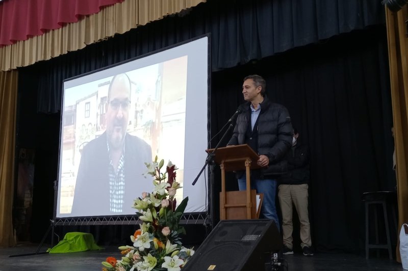 El homenaje a José Vicente Marco llena el cine de Alcalalí de muestras de afecto, emociones y retales de su vida El homenaje a José Vicente Marco llena el cine de Alcalalí de muestras de afecto, emociones y retales de su vida