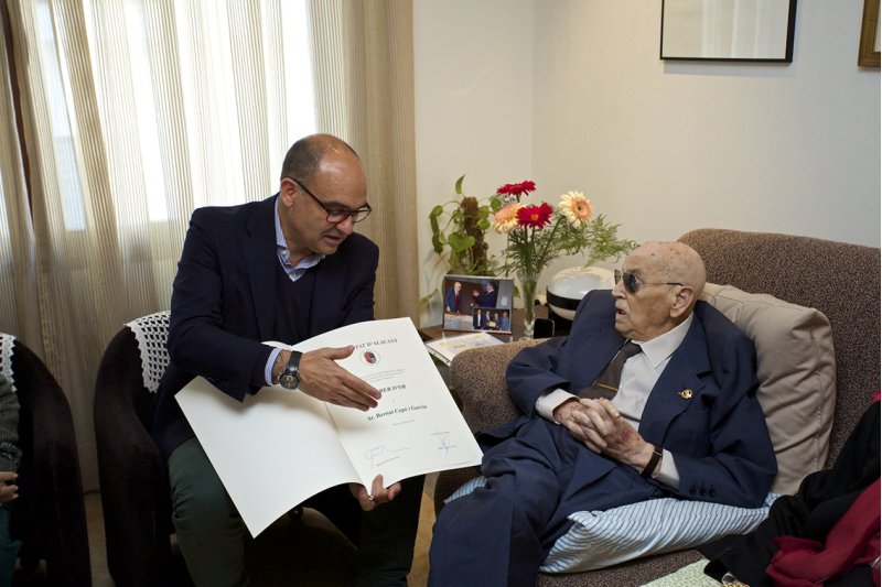 Bernat Capó rep el Llorer d’Or a sa casa de mà del rector de la Universitat d’Alacant Bernat Capó rep el Llorer d’Or a sa casa de mà del rector de la Universitat d’Alacant