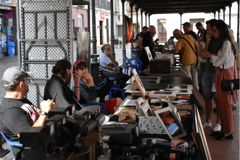 El mercadillo fotográfico de Ojos Rojos ambienta els Pòrxens de Pedreguer El mercadillo fotográfico de Ojos Rojos ambienta els Pòrxens de Pedreguer
