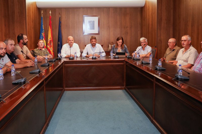 La Generalitat pagará cubas de agua para riegos de emergencia en las viñas de uva moscatel  La Generalitat pagará cubas de agua para riegos de emergencia en las viñas de uva moscatel