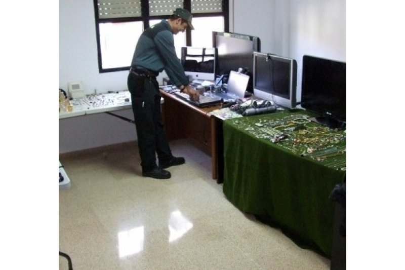 La Guardia Civil detiene a dos hombres por robos con violencia en coches de Calp La Guardia Civil detiene a dos hombres por robos con violencia en coches de Calp