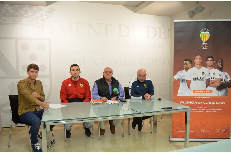 Fútbol: La EMF Dénia y el Valencia realizaran el segundo clínic a finales de abril Fútbol: La EMF Dénia y el Valencia realizaran el segundo clínic a finales de abril