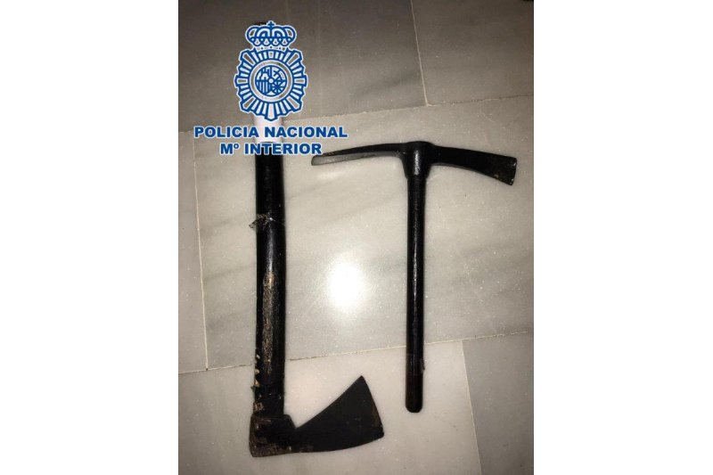 La Policía Nacional detiene a un hombre tras amenazar con un hacha a toda una familia en Denia La Policía Nacional detiene a un hombre tras amenazar con un hacha a toda una familia en Denia