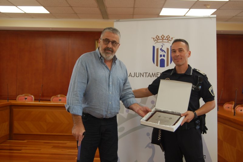 L’Ajuntament de Pego reconeix a Javier Delgado i José Carlos Sastre quinze i deu anys de dedicació a la Policia Local L’Ajuntament de Pego reconeix a Javier Delgado i José Carlos Sastre quinze i deu anys de dedicació a la Policia Local