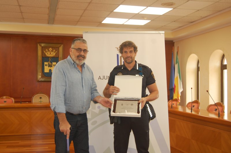 L’Ajuntament de Pego reconeix a Javier Delgado i José Carlos Sastre quinze i deu anys de dedicació a la Policia Local L’Ajuntament de Pego reconeix a Javier Delgado i José Carlos Sastre quinze i deu anys de dedicació a la Policia Local