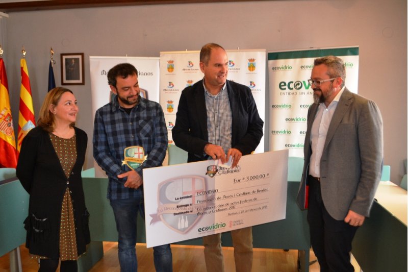 Els moros i cristians de Benissa guanyen el concurs autonòmic de reciclatge de vidre  Els moros i cristians de Benissa guanyen el concurs autonòmic de reciclatge de vidre