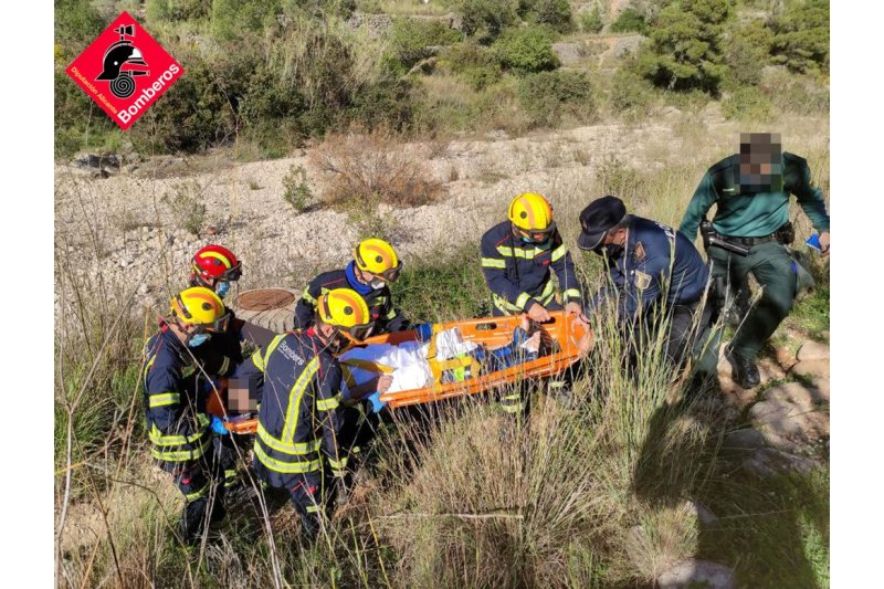 Los bomberos rescatan en LLíber a un escalador que sufre una caída de cinco metros Los bomberos rescatan en LLíber a un escalador que sufre una caída de cinco metros