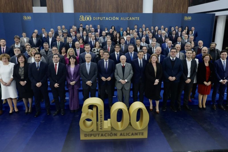 Mazón reivindica el papel vertebrador e impulsor de la Diputación en la clausura del 200 aniversario de la institución Mazón reivindica el papel vertebrador e impulsor de la Diputación en la clausura del 200 aniversario de la institución