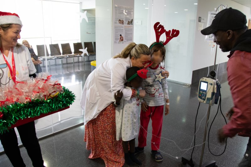 Niños ingresados en el Hospital de Dénia regalan sus trabajos a los profesionales de la planta de Pediatría  Niños ingresados en el Hospital de Dénia regalan sus trabajos a los profesionales de la planta de Pediatría