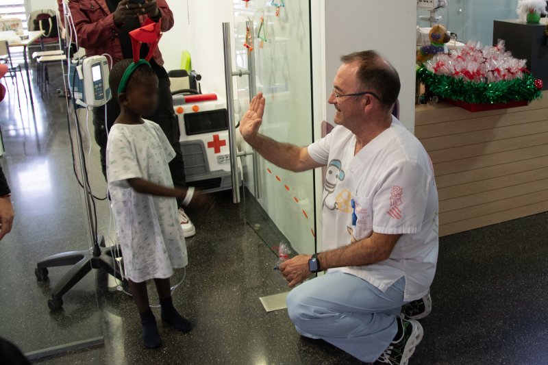 Niños ingresados en el Hospital de Dénia regalan sus trabajos a los profesionales de la planta de Pediatría  Niños ingresados en el Hospital de Dénia regalan sus trabajos a los profesionales de la planta de Pediatría