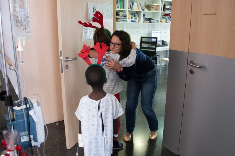Niños ingresados en el Hospital de Dénia regalan sus trabajos a los profesionales de la planta de Pediatría  Niños ingresados en el Hospital de Dénia regalan sus trabajos a los profesionales de la planta de Pediatría
