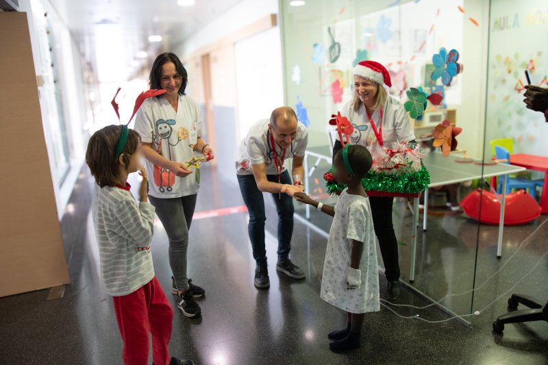 Niños ingresados en el Hospital de Dénia regalan sus trabajos a los profesionales de la planta de Pediatría  Niños ingresados en el Hospital de Dénia regalan sus trabajos a los profesionales de la planta de Pediatría