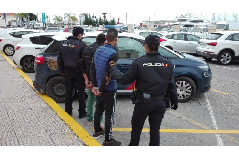 La Policía Nacional detiene en Dénia a dos ladrones mientras intentaban comprar en un hipermercado con el dinero robado de un bar La Policía Nacional detiene en Dénia a dos ladrones mientras intentaban comprar en un hipermercado con el dinero robado de un bar
