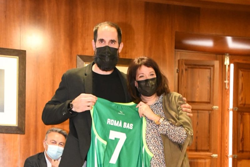 Homenaje de Xàbia al jugador de baloncesto Romà Bas Homenaje de Xàbia al jugador de baloncesto Romà Bas
