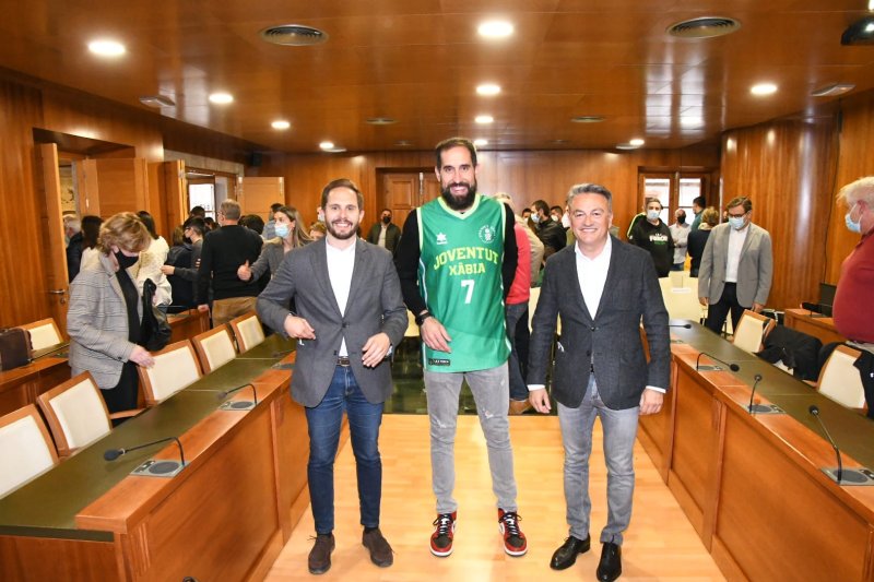 Homenaje de Xàbia al jugador de baloncesto Romà Bas Homenaje de Xàbia al jugador de baloncesto Romà Bas