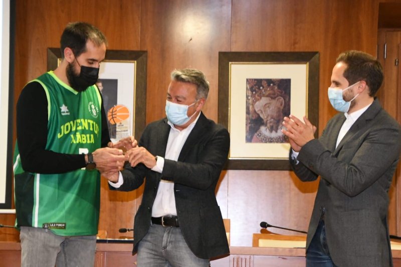 Homenaje de Xàbia al jugador de baloncesto Romà Bas Homenaje de Xàbia al jugador de baloncesto Romà Bas