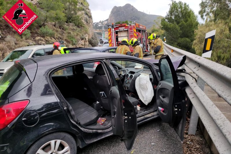 Los bomberos rescatan en Calp a dos heridos atrapados en un choque de vehículos Los bomberos rescatan en Calp a dos heridos atrapados en un choque de vehículos
