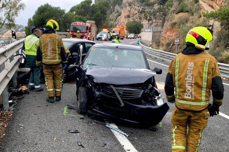 Los bomberos rescatan en Calp a dos heridos atrapados en un choque de vehículos Los bomberos rescatan en Calp a dos heridos atrapados en un choque de vehículos