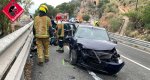 Los bomberos rescatan en Calp a dos heridos atrapados en un choque de vehículos Los bomberos rescatan en Calp a dos heridos atrapados en un choque de vehículos