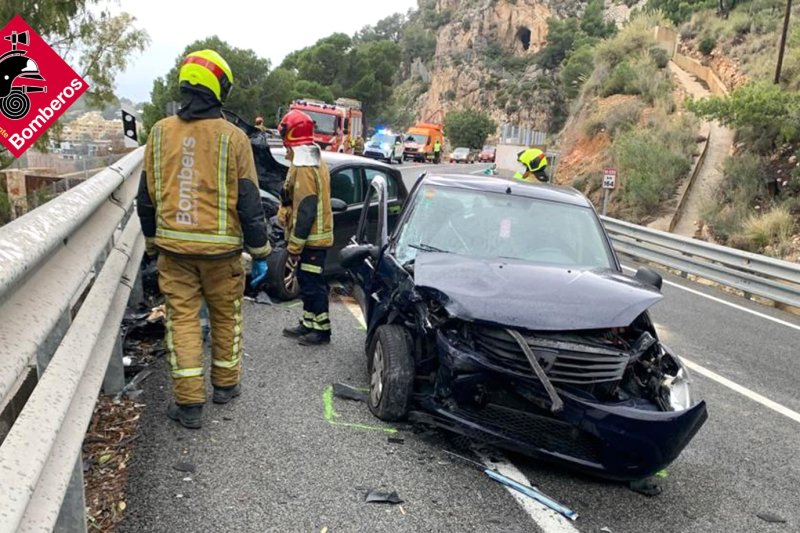 Los bomberos rescatan en Calp a dos heridos atrapados en un choque de vehículos Los bomberos rescatan en Calp a dos heridos atrapados en un choque de vehículos