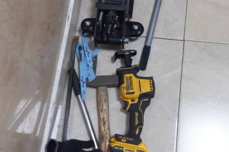 Tres detenidos por robar catalizadores de vehículos en Dénia  Tres detenidos por robar catalizadores de vehículos en Dénia